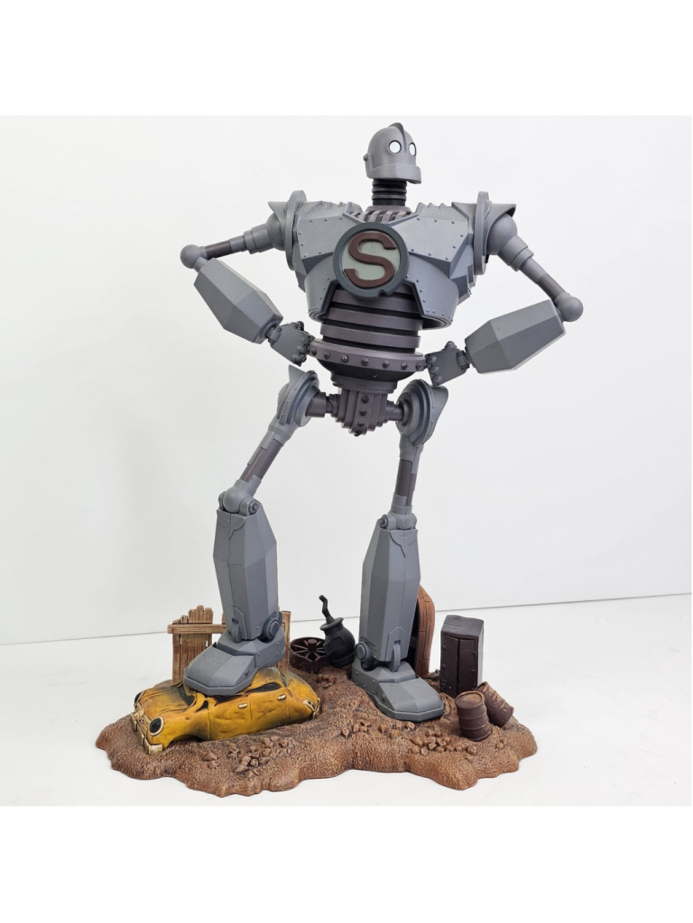 Diamond Select Toys Iron Giant Gallery Iron Giant (Superhero) Collectible Figure